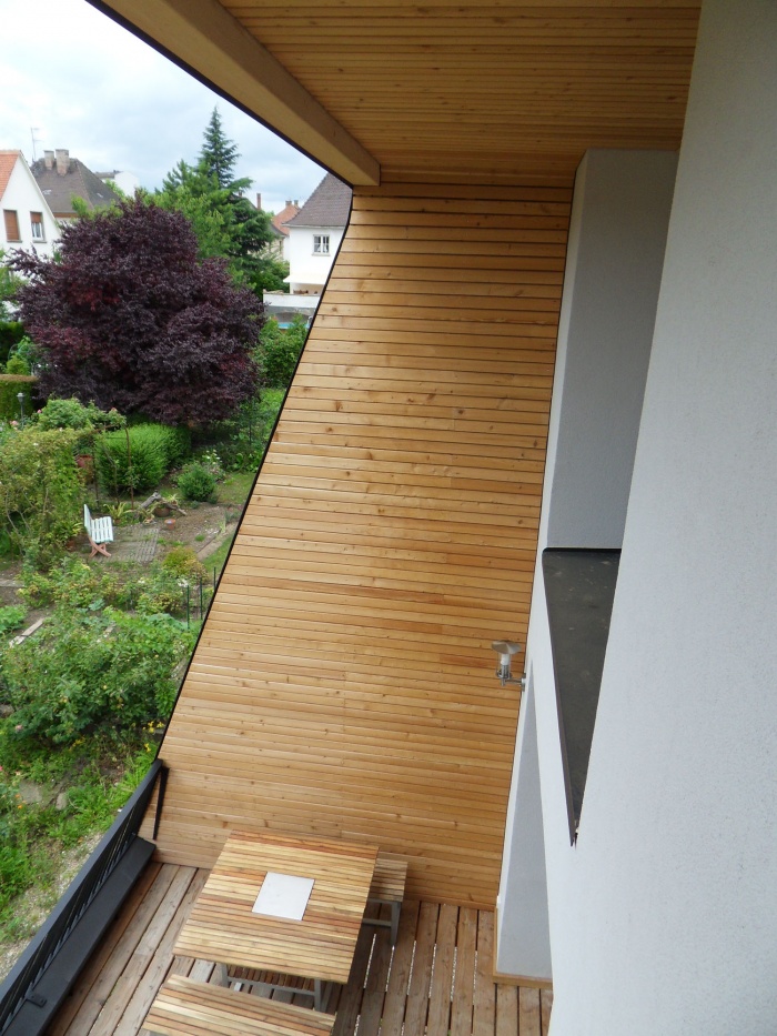 Extension et restructuration d'une maison 1940 : Vue du balcon vers la terrasse